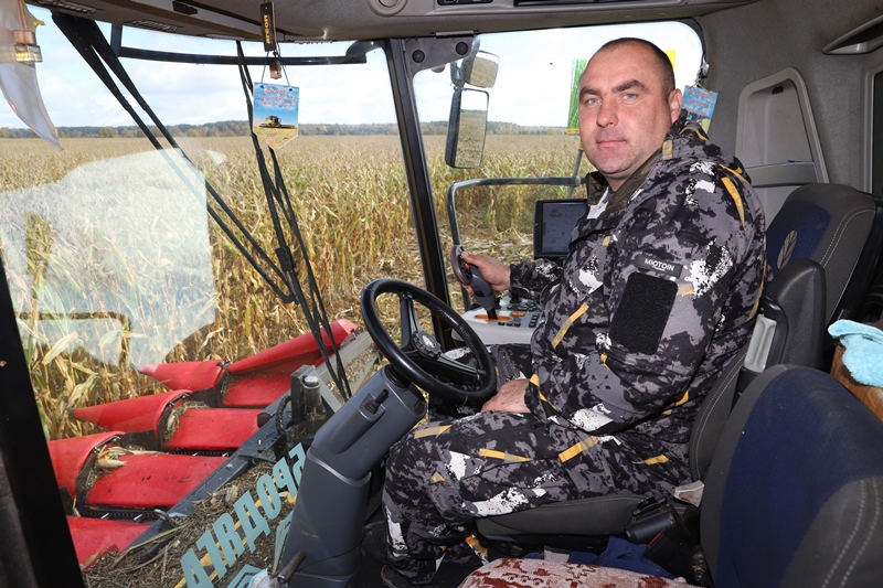 Сяргей Зелянкевіч на ўборцы кукурузы