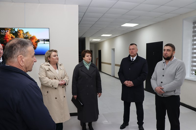 Сяргей Кішэня прымае дэлегацыю ў гасцінічным комплексе хостэльнага тыпу.